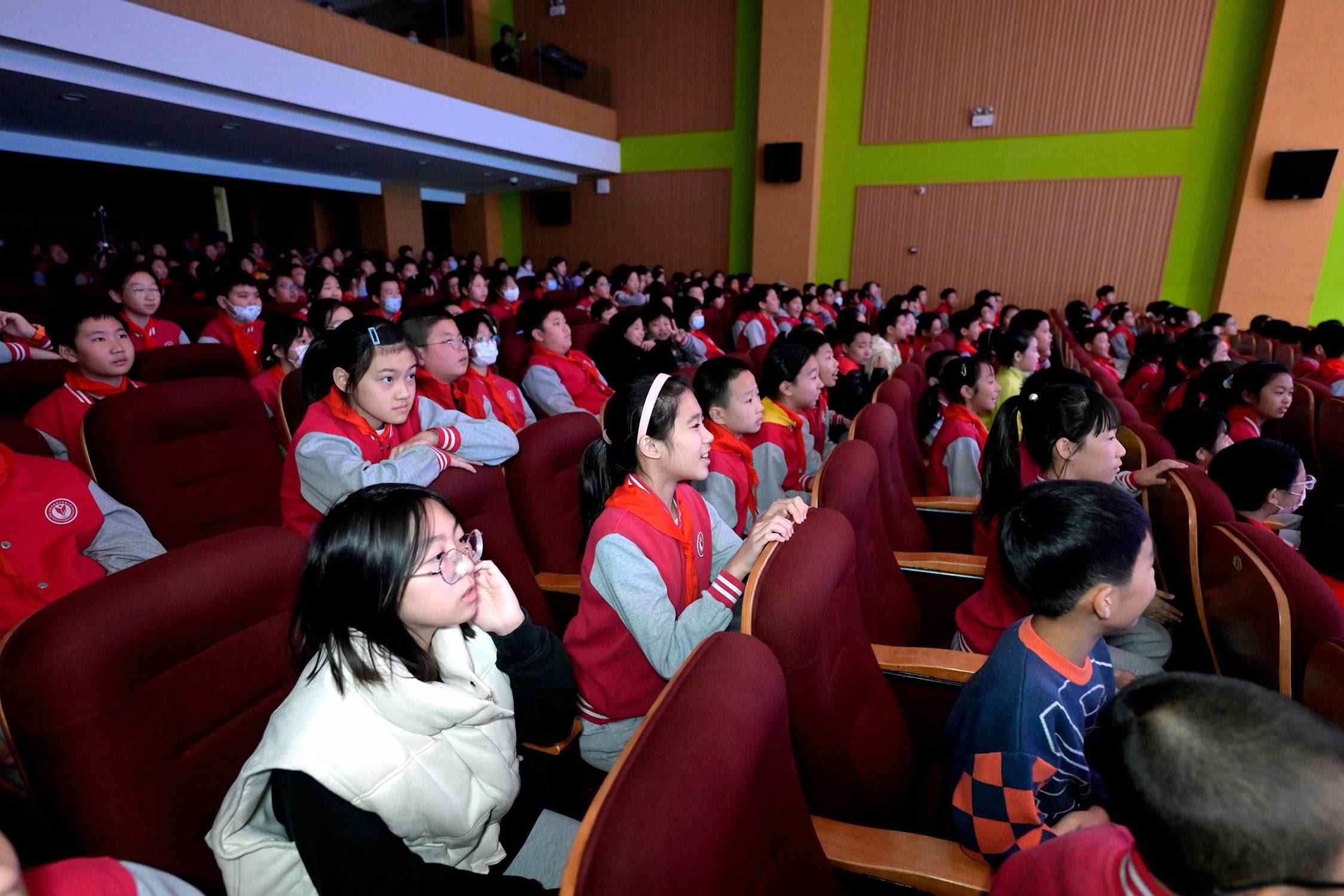 花校區(qū)學生現(xiàn)場歡呼照片。主辦方供圖