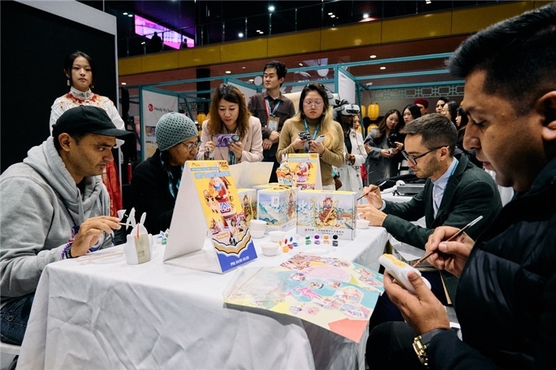 觀眾參加“兔兒爺”手工坊。楊浩鵬攝