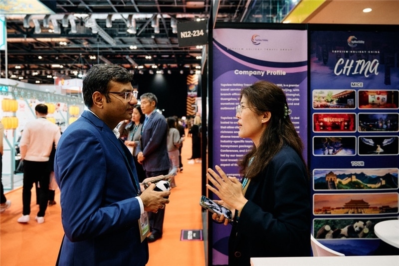 “中國館”展區(qū)現(xiàn)場洽談。 楊浩鵬攝