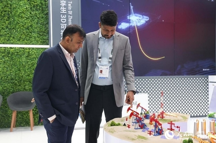 觀眾在了解中企產(chǎn)品。人民網(wǎng)記者任皓宇攝 