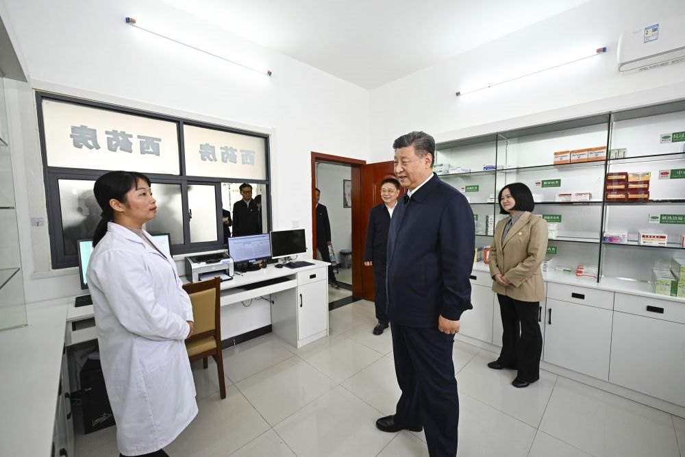 2024年11月5日，習(xí)近平在湖北省咸寧市嘉魚縣潘家灣鎮(zhèn)四邑村衛(wèi)生室考察。習(xí)近平指出：“要進一步加強黨建引領(lǐng)，抓住‘一老一小’這個重點，更加精準有效地為群眾排憂解難?！? width=