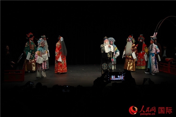 演員向觀眾謝幕。人民網(wǎng)記者 尚凱元攝