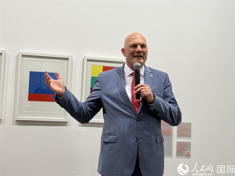 11月8日，瑞士駐華大使白瑞誼在“瑞士經(jīng)典設(shè)計展”開幕式上發(fā)表致辭。（人民網(wǎng) 謝瑩攝）