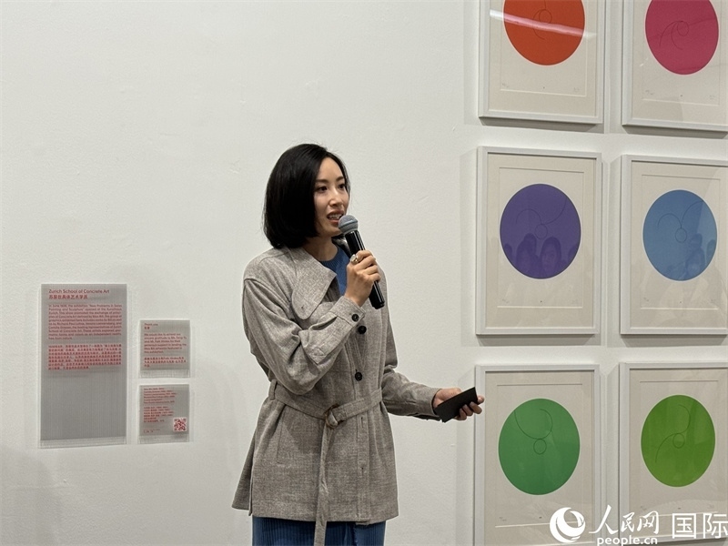 11月8日，今日美術(shù)館館長張然在“瑞士經(jīng)典設(shè)計展”開幕式上發(fā)表致辭。（人民網(wǎng) 謝瑩攝）