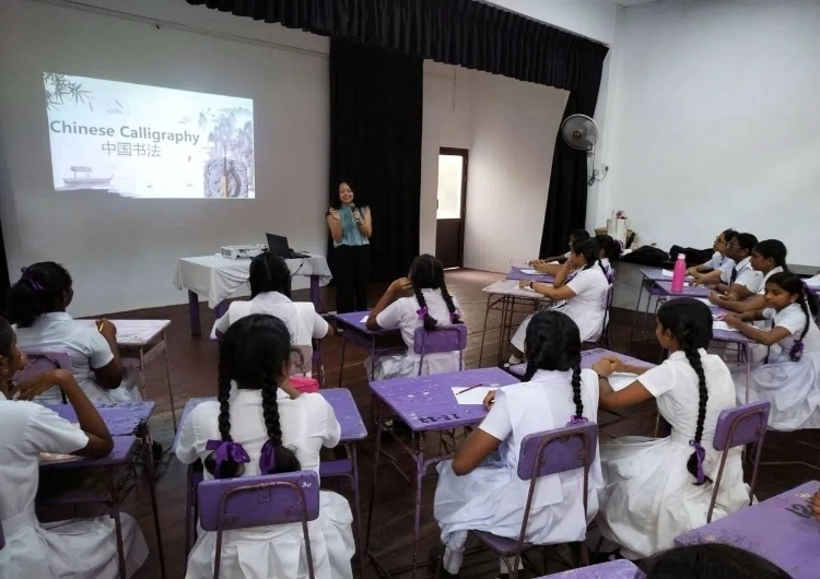 斯里蘭卡學(xué)生在系列活動(dòng)中學(xué)習(xí)中國(guó)書法。圖片由主辦方提供