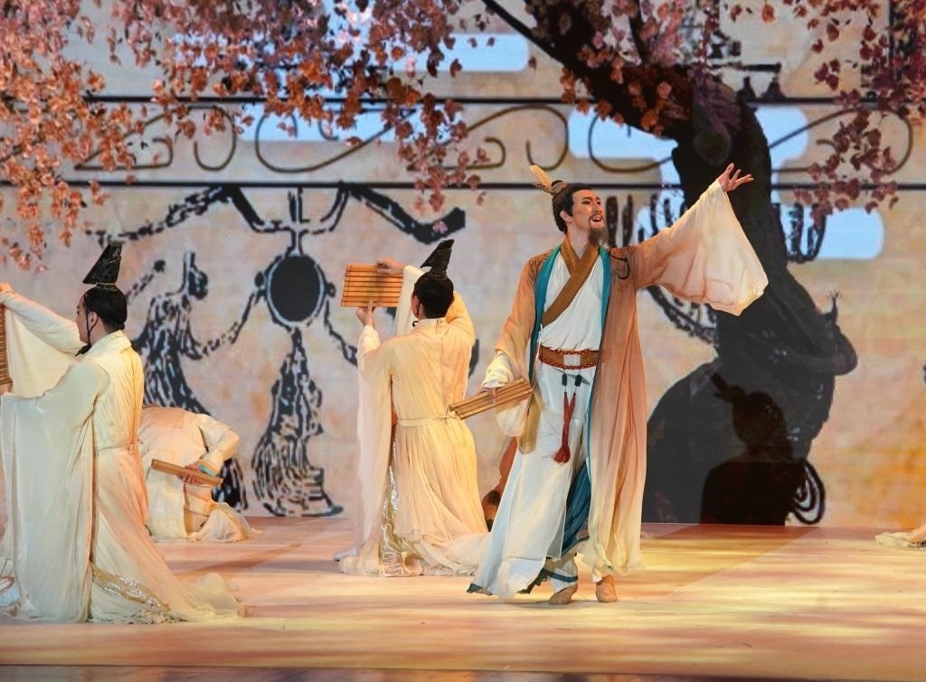 11月6日，演職人員在表演民族舞劇《孔子》片段。新華社記者 張晨霖 攝