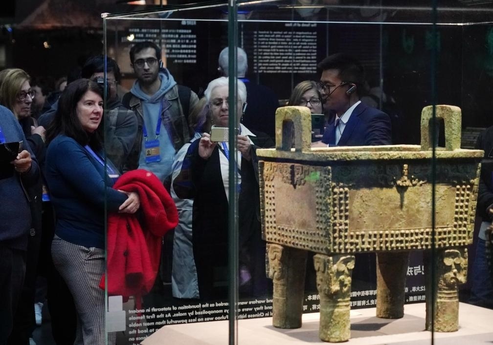 11月6日，中外嘉賓來到中國考古博物館參觀“考古與中華文明溯源展”。該展是本屆世界古典學(xué)大會(huì)推出的配套活動(dòng)之一。新華社記者 張晨霖 攝