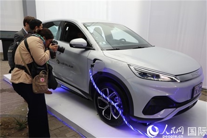 圖為秘魯媒體記者正在拍攝現(xiàn)場展出的比亞迪電動汽車。 人民網(wǎng)記者姜波攝