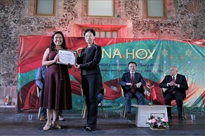 李雅芳向加比拉爾·塞迪略授予“拉美分社榮譽(yù)員工”稱號。主辦方供圖