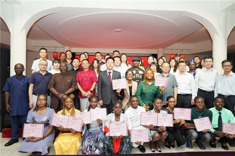 參賽選手與嘉賓合影留念。尼日利亞中國文化中心供圖