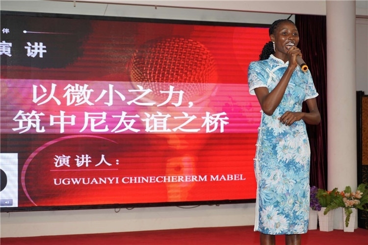 選手張佳寧演講中。尼日利亞中國文化中心供圖