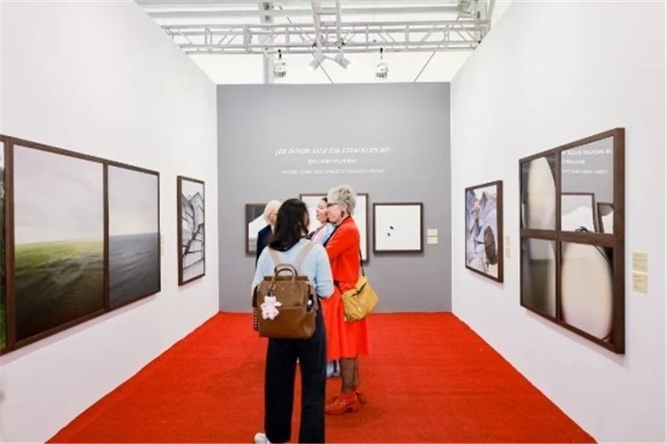 “我內(nèi)心的那個(gè)空從哪里來(lái)？從波濤、云朵和勇氣”西岸藝博會(huì)展覽現(xiàn)場(chǎng) 圖片由主辦方提供