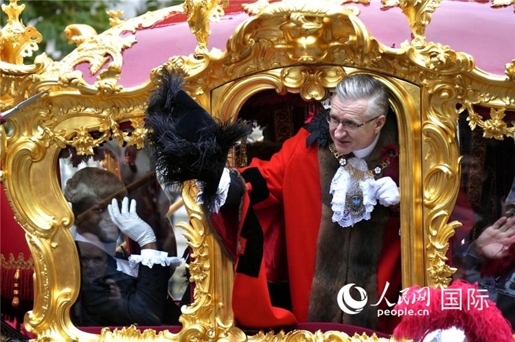 新任金融城市長(zhǎng)阿拉斯泰爾·金向人群致意。吳若鳴攝