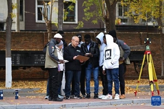 在天津鐵道職業(yè)技術(shù)學(xué)院，老師指導(dǎo)幾內(nèi)亞學(xué)員使用測(cè)距儀器（11月11日攝）。新華社記者 李然 攝