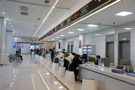 觀山湖區(qū)政務大廳窗口辦事忙。
