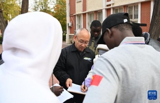 在天津鐵道職業(yè)技術(shù)學(xué)院，老師指導(dǎo)幾內(nèi)亞學(xué)員使用測(cè)距儀器（11月11日攝）。新華社記者 李然 攝