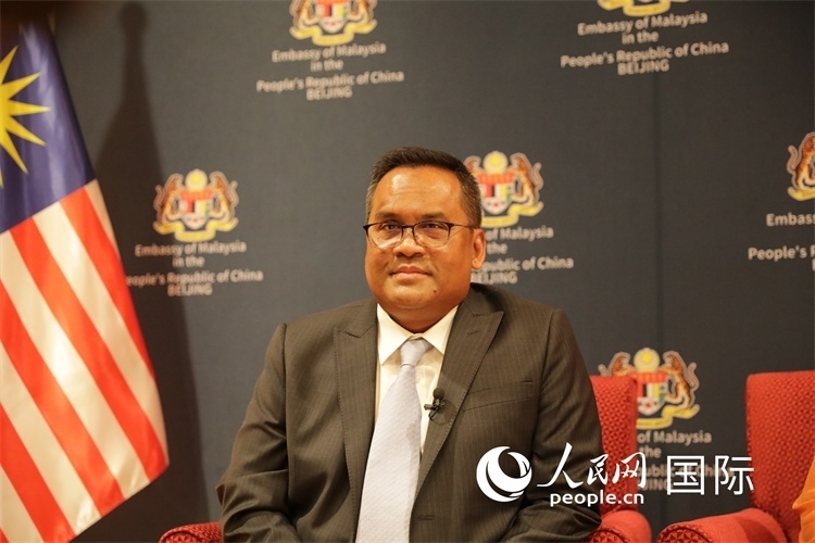 馬來西亞駐華大使諾曼在11月12日召開的記者見面會上回答記者提問。人民網(wǎng) 王婧攝