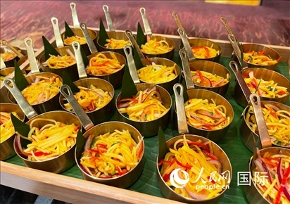 馬來西亞美食節(jié)現(xiàn)場準(zhǔn)備的美食。人民網(wǎng) 王婧攝