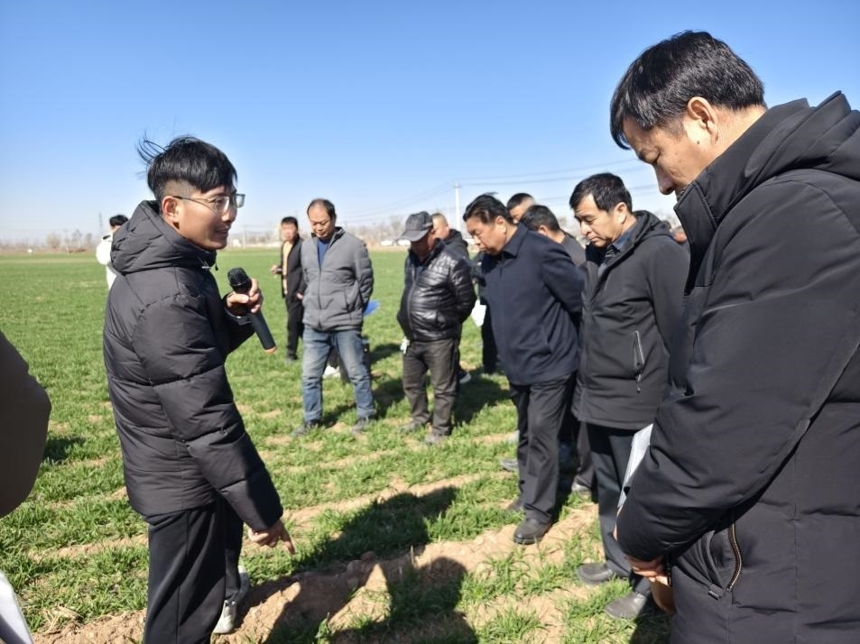 科技小院的“學(xué)生專家”（左一）。受訪者供圖