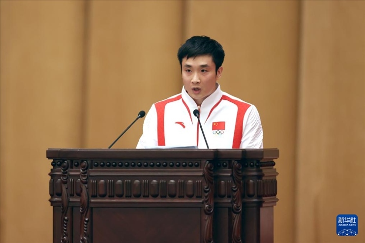 11月15日，跳水運(yùn)動(dòng)員曹緣在報(bào)告會(huì)上發(fā)言。新華社記者 李明 攝