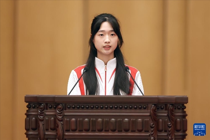 11月15日，射擊運(yùn)動(dòng)員黃雨婷在報(bào)告會(huì)上發(fā)言。新華社記者 李明 攝