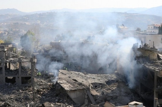 這是10月16日在黎巴嫩南部城鎮(zhèn)加納拍攝的遭摧毀的建筑。新華社發(fā)（阿里·哈希紹攝）