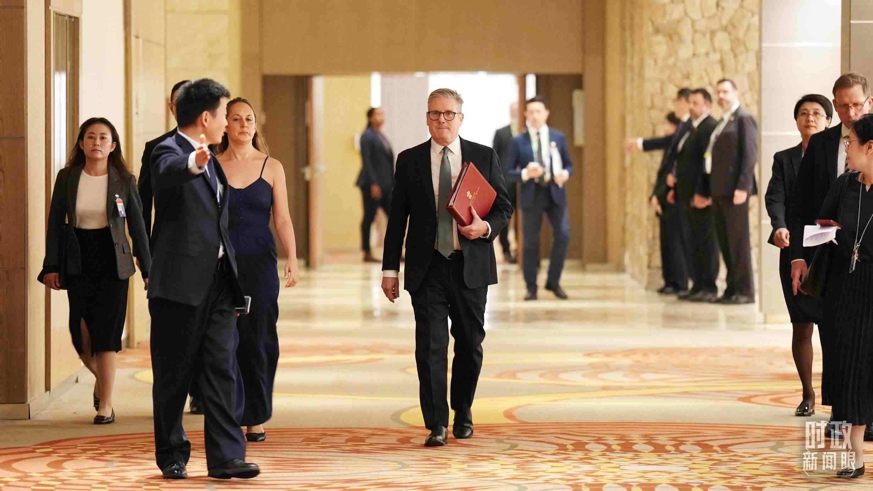 △英國首相斯塔默抵達(dá)會(huì)見現(xiàn)場。（總臺(tái)記者李晉拍攝）