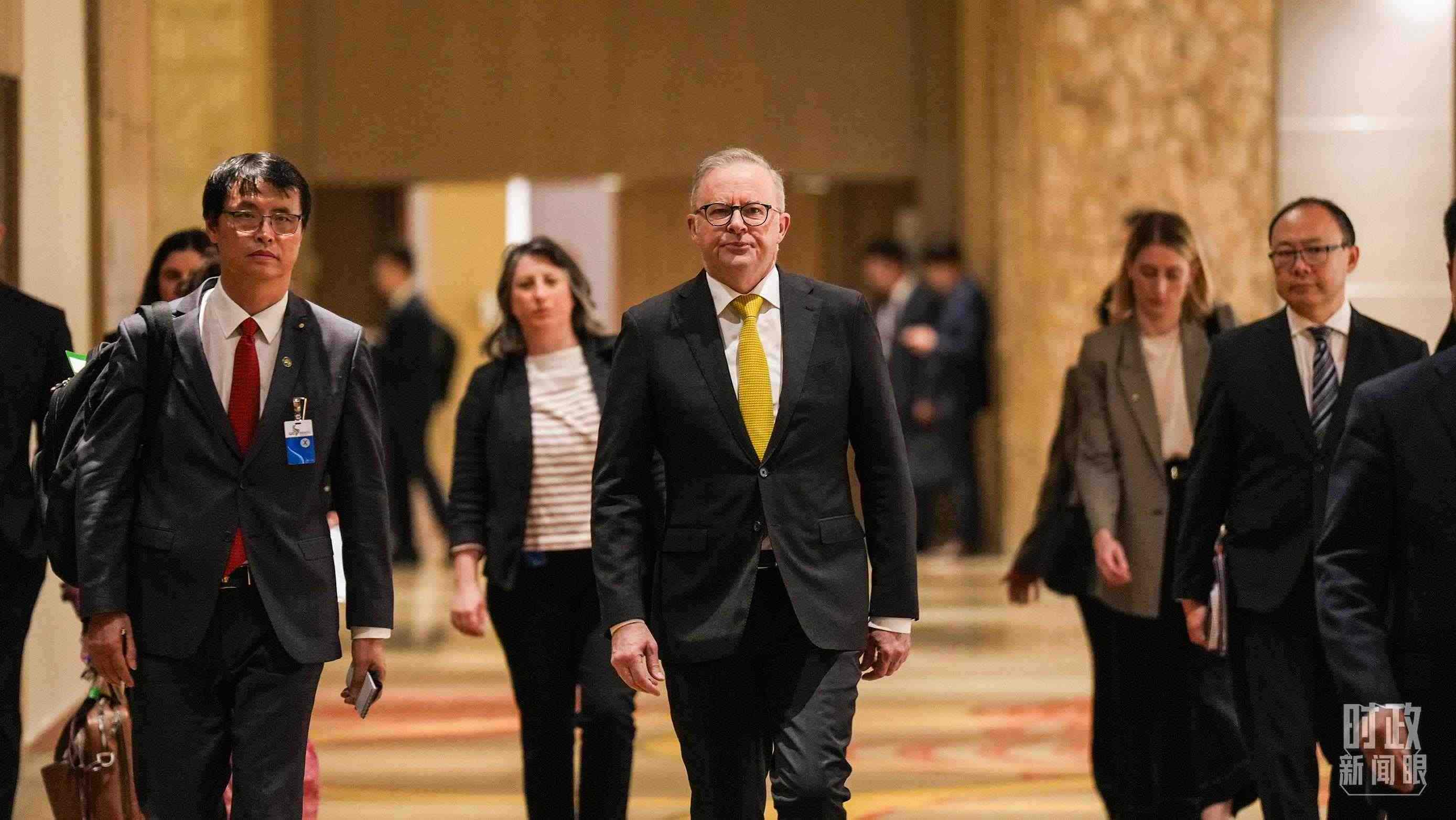 △澳大利亞總理阿爾巴尼斯抵達(dá)會(huì)見現(xiàn)場。（總臺(tái)記者李晉拍攝）