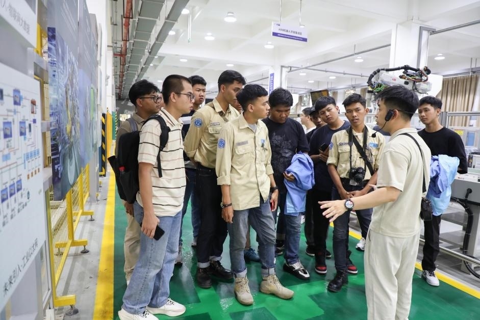 來華留學(xué)生在工程實踐中心上課。教育部職業(yè)教育與成人教育司供圖