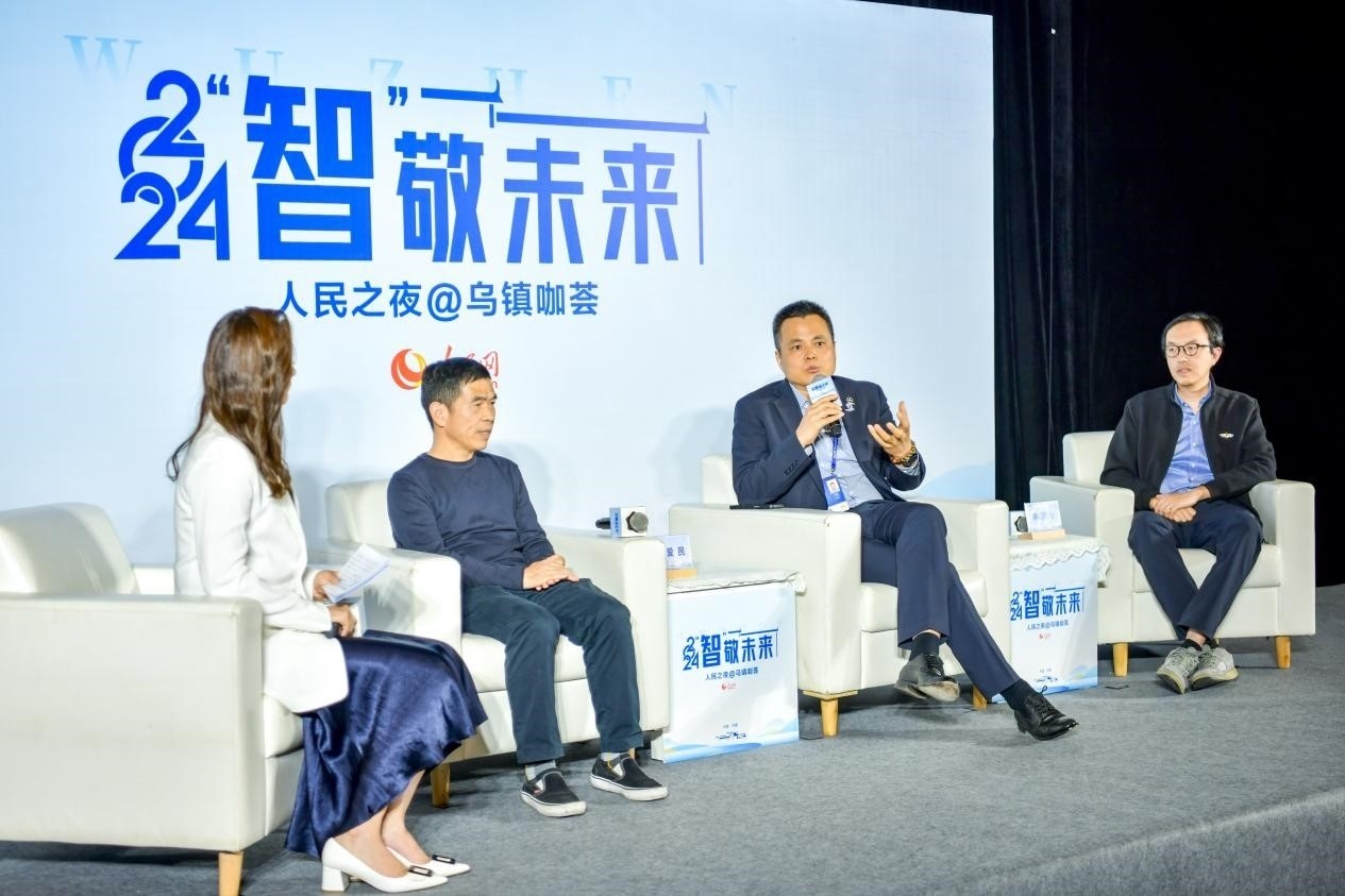 在對話環(huán)節(jié)，之江實驗室高級研究專家潘愛民、伏羲智庫創(chuàng)始人李曉東、麒麟軟件副總經(jīng)理李震寧探討“‘百模大戰(zhàn)’將卷向何方”。人民網(wǎng)記者 任峰濤攝