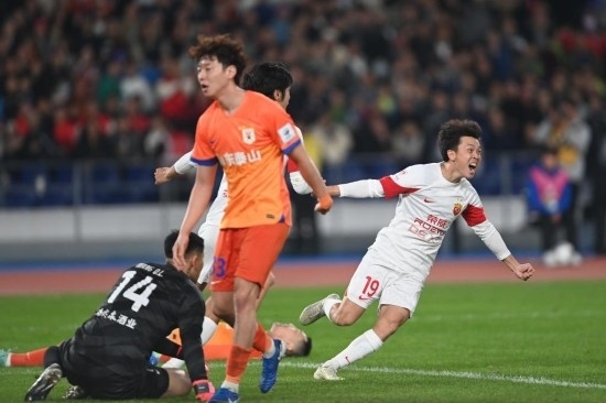 11月23日，上海海港隊球員王振澳（右）慶祝進球。新華社記者 黃宗治 攝