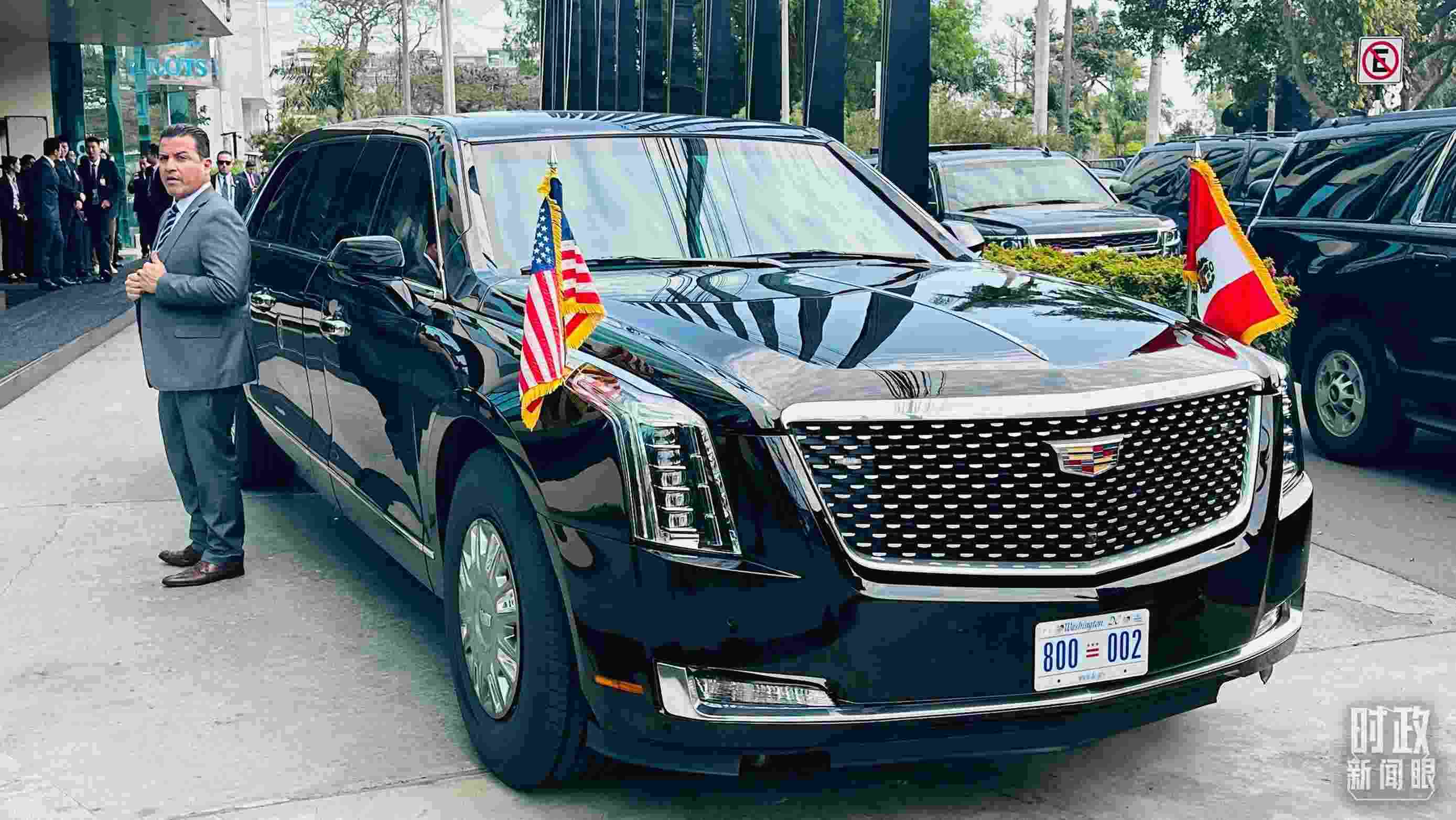 美國總統(tǒng)拜登乘車抵達中美元首會晤現(xiàn)場。（總臺央視記者范一鳴拍攝）