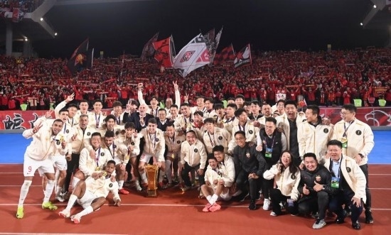 11月23日，上海海港隊成員在頒獎儀式后與球迷合影。新華社記者 黃宗治 攝