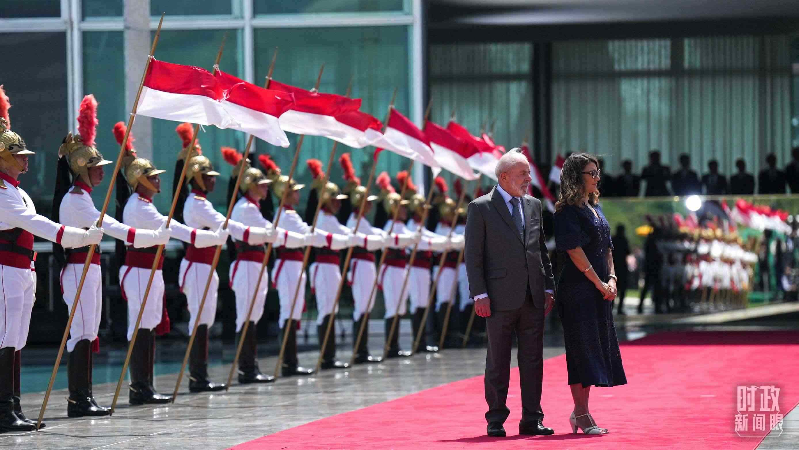 巴西總統(tǒng)盧拉和夫人羅桑等候習主席到來。