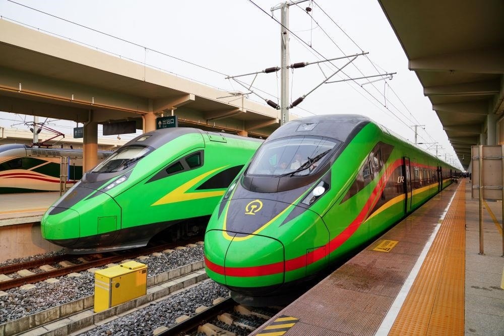 截至2024年7月5日，中老鐵路國際旅客列車?yán)塾?jì)開行滿1000列，極大地便利了沿線民眾出行。