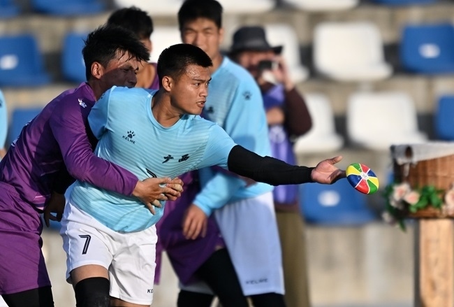 11月28日，花炮半決賽，廣西隊(duì)與海南隊(duì)展開(kāi)激烈角逐。新華社記者 郭程攝