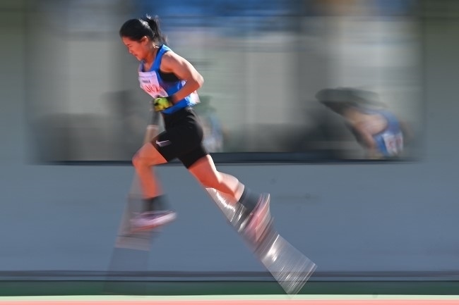 11月28日，海南隊(duì)選手吳明芬在高腳競(jìng)速比賽中。新華社記者 杜子璇攝