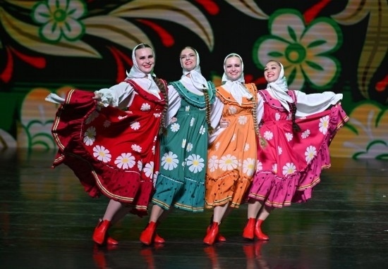 6月22日，2024-2025“中俄文化年”海南島歡樂節(jié)俄羅斯藝術(shù)團(tuán)體巡演在?？谑信e行。新華社記者郭程攝