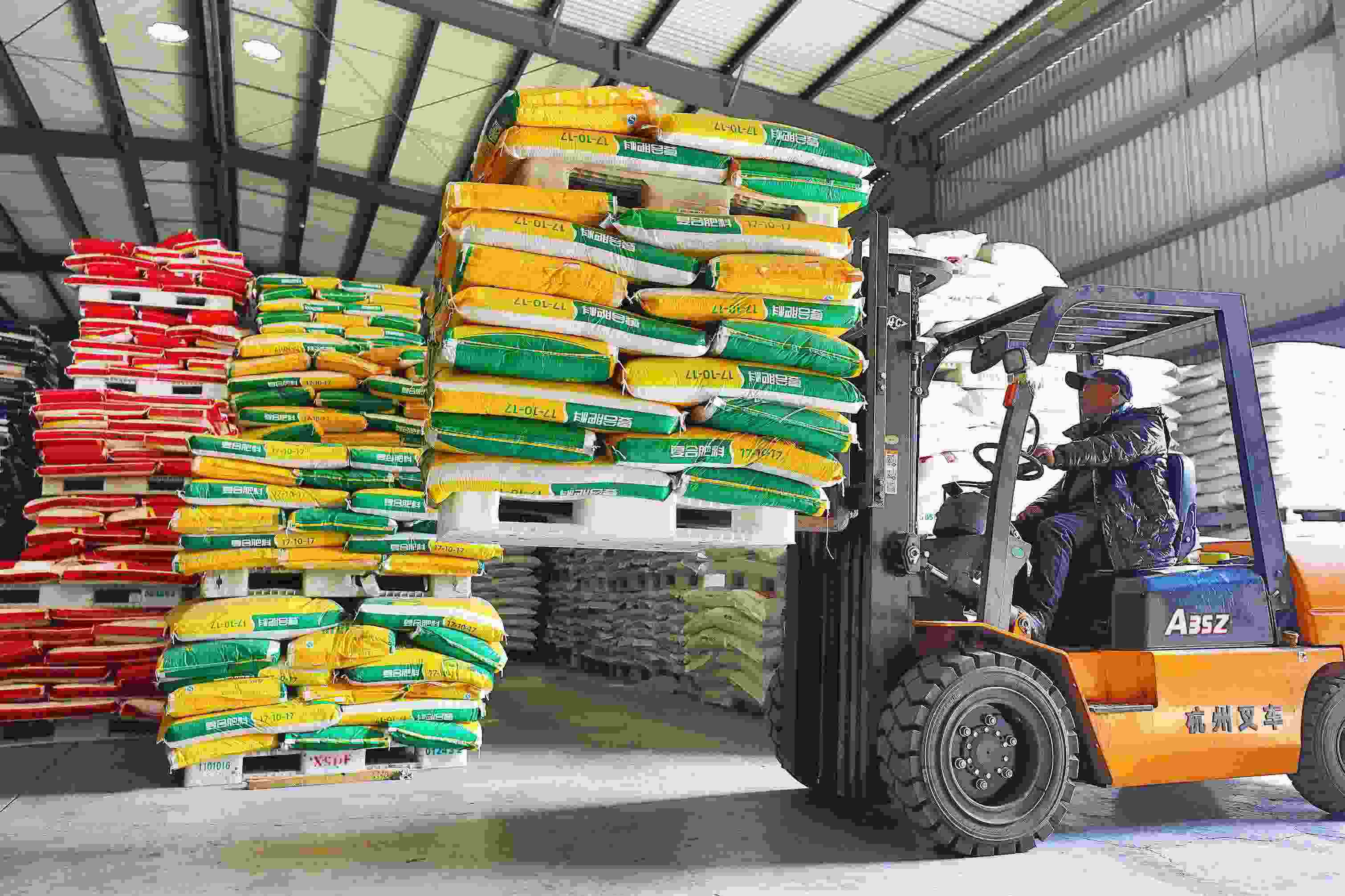 2023年2月15日，在浙江義烏供銷聯(lián)社的農(nóng)資貯存?zhèn)}庫，工作人員正在調(diào)運復合肥料等農(nóng)資。