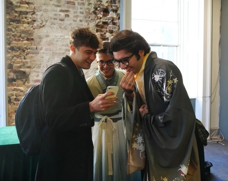 英國(guó)學(xué)生感受漢服魅力。吳若鳴攝