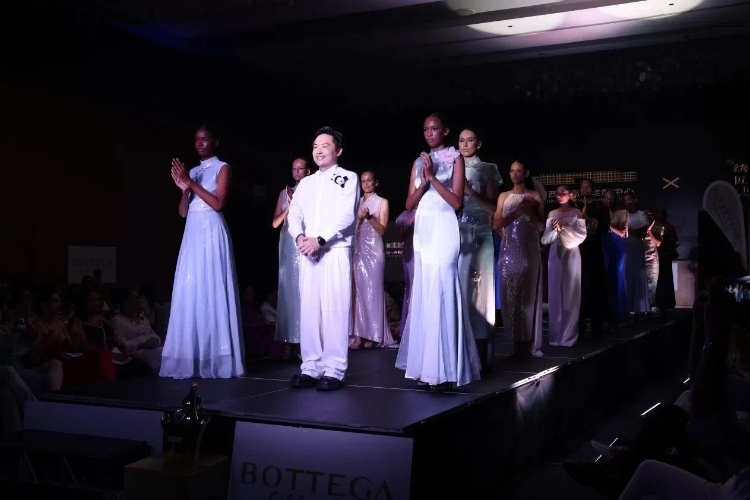 時(shí)裝周現(xiàn)場(chǎng)。顏李芳攝