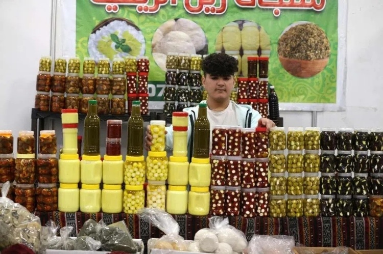 一名展商在展示各式各樣的橄欖制品。納達爾·達烏德攝