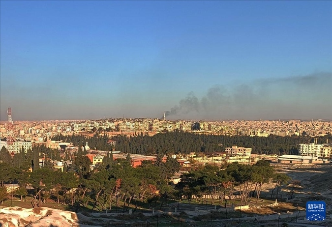 12月1日，敘利亞北部城市阿勒頗升起滾滾濃煙（手機(jī)照片）。新華社發(fā)