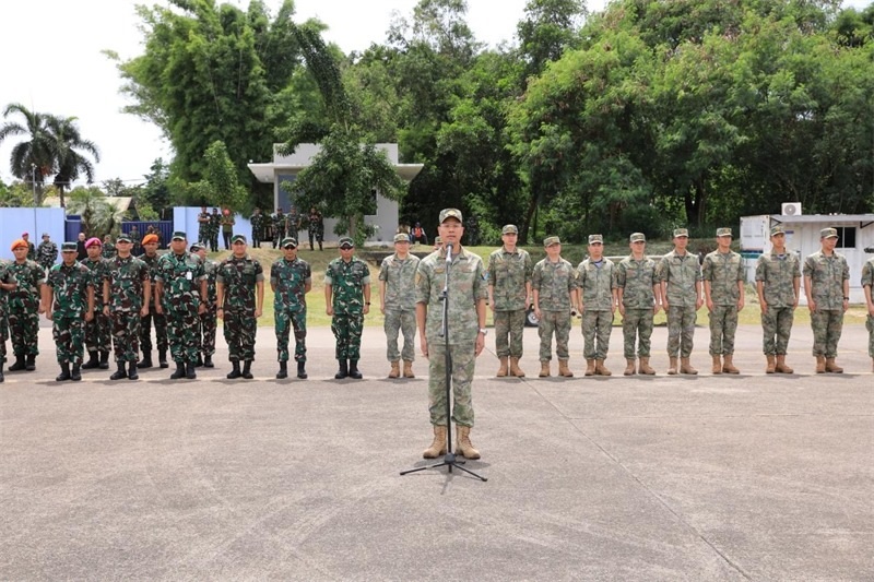 中方參演部隊(duì)指揮員在印尼方舉行的歡迎儀式上致辭。龔勝祥 攝