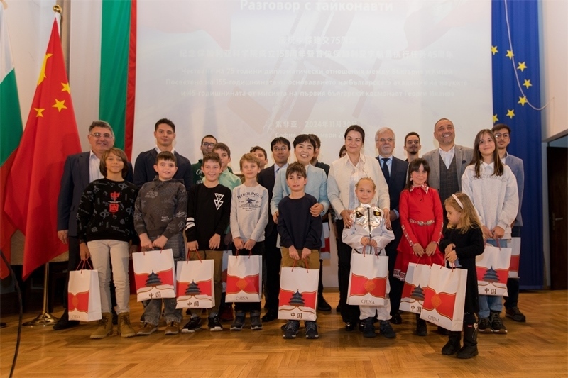 為保加利亞青少年頒發(fā)獎(jiǎng)品。中國(guó)駐保加利亞大使館供圖