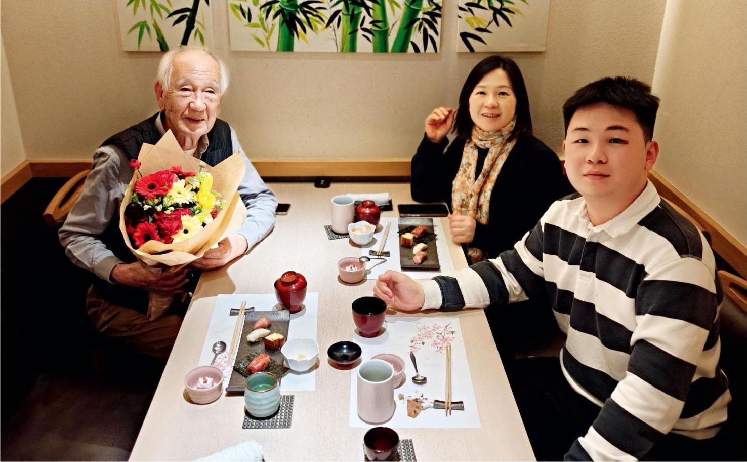 佐佐木俊一與彭林（中）、彭俊霖（右）在一起。