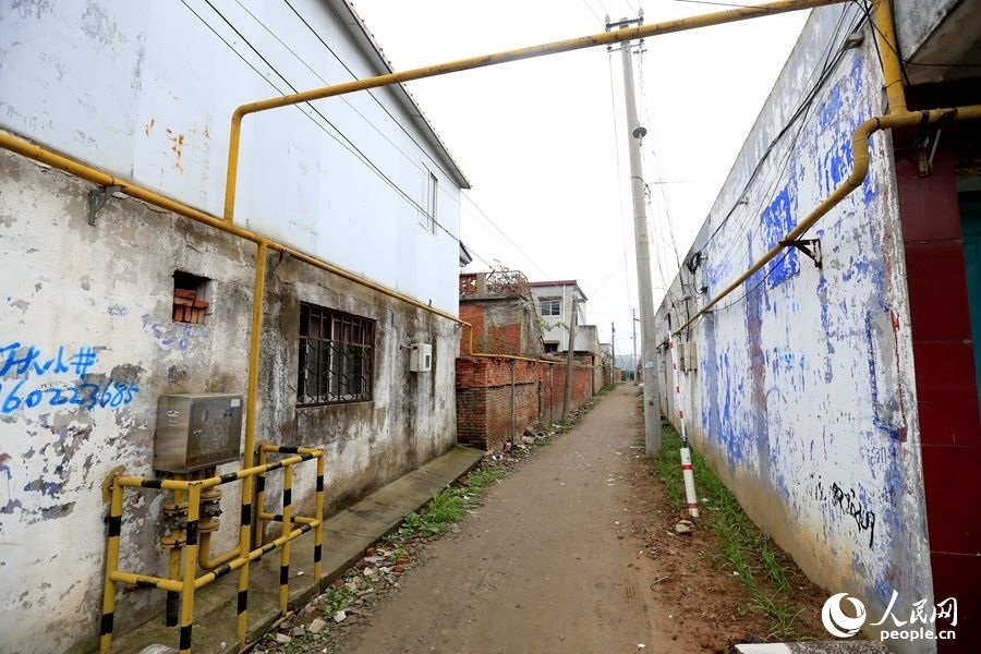 中燃公司在玉山鎮(zhèn)鋪設(shè)完工的燃?xì)夤芫W(wǎng)。人民網(wǎng)記者 慎志遠(yuǎn)攝