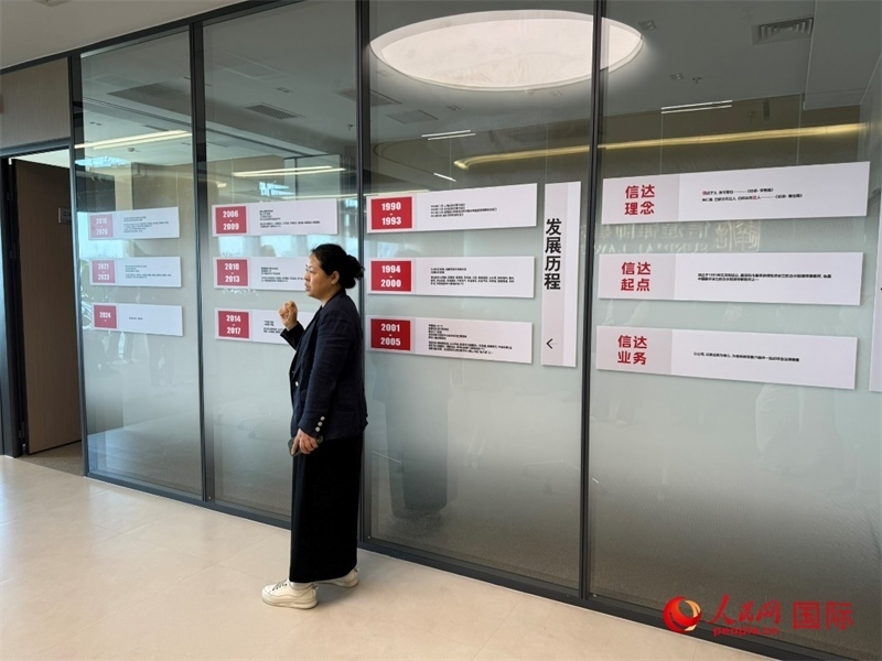 魏天慧律師在介紹廣東信達(dá)律師事務(wù)所。人民網(wǎng) 宋歌攝