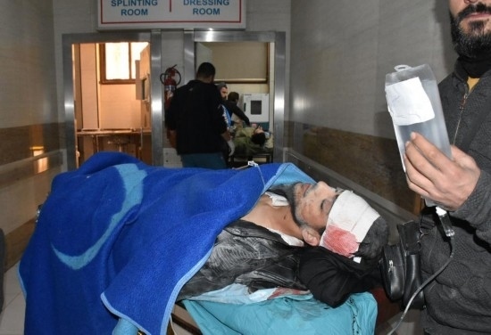 11月29日，在敘利亞阿勒頗，傷者被送往醫(yī)院接受治療。新華社發(fā)
