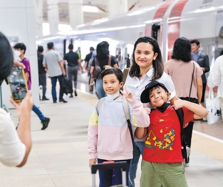 雅萬高鐵是我國(guó)在境外完成全過程勘察設(shè)計(jì)建設(shè)的首個(gè)高鐵項(xiàng)目，于去年10月17日正式開通運(yùn)營(yíng)，是中印尼共建“一帶一路”合作的典范。圖為乘客在和雅萬高鐵動(dòng)車組合影留念。新華社記者 徐欽 攝